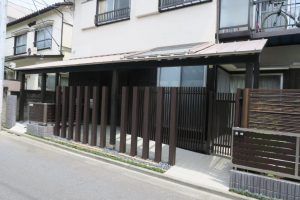 オーナー側のアプローチを見る。道路との程良い関係がたまさかに会う人との会 話を誘導する